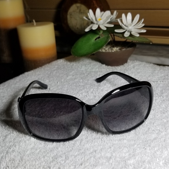 BeYu Accessories - BeYu Sunglasses w/ Original Case Very Shma…